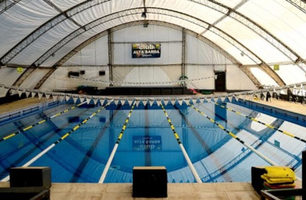 Denunciaron a un profesor de natación que espiaba con una cámara oculta a sus alumnas en los vestuarios