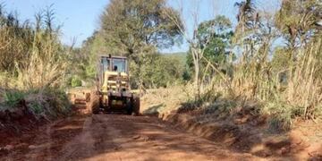 La municipalidad de Bernardo de Irigoyen trabaja en la reparación de caminos rurales
