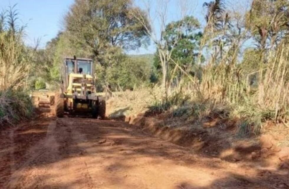 La municipalidad de Bernardo de Irigoyen trabaja en la reparación de caminos rurales