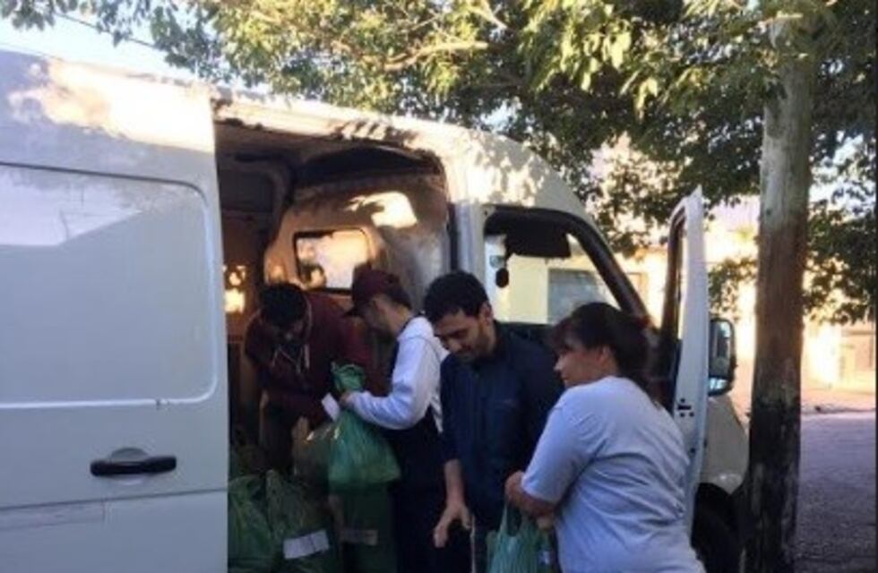Transportistas llevan alimentos a personas con discapacidad para pasar la cuarentena