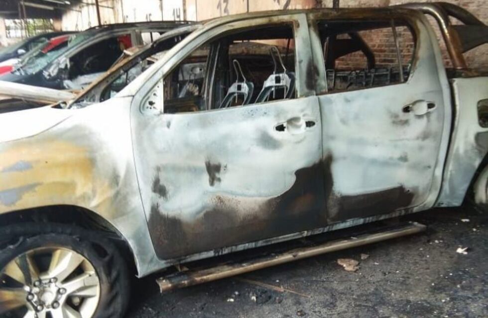 Se incendiaron por completo once autos en una cochera del macrocentro