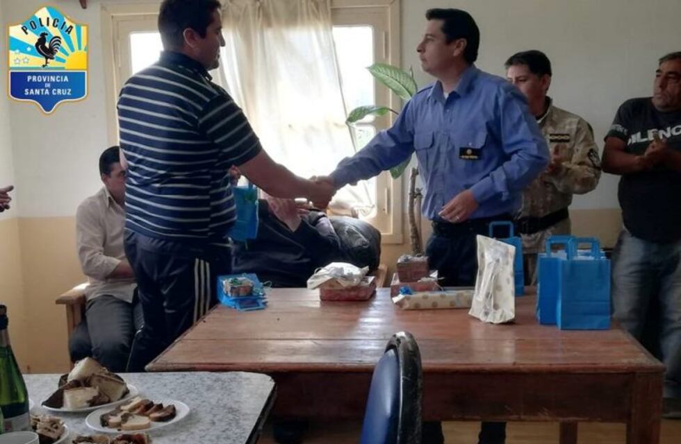 Gobernador Gregores: se realizó un brindis de fin de año y se reconoció a dos efectivos