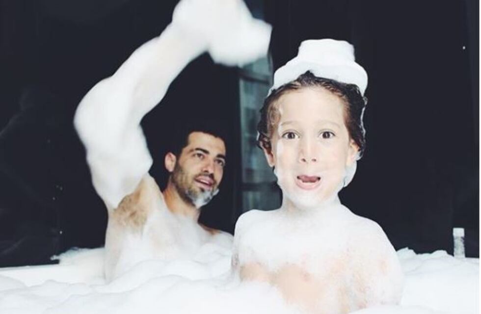 Critican a Jimena Barón porque su hijo esta desnudo en un jacuzzi con ella y su novio