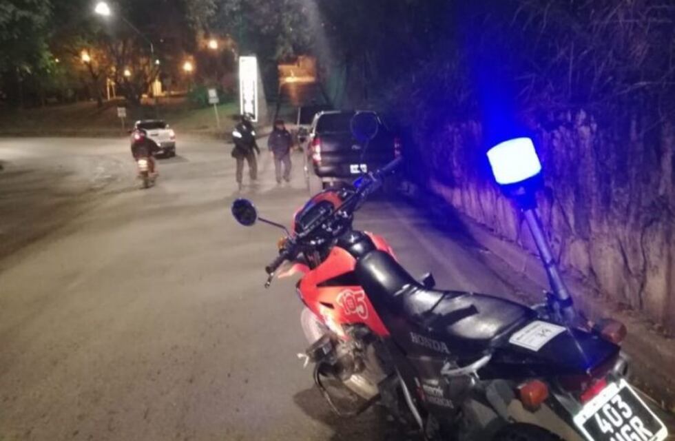 Manejaba borracho y estacionó para dormir en plena avenida