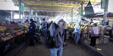 Personas con tapabocas hacen compras en el Mercado Central de Frutas y Verduras del partido de La Matanza, en Buenos Aires (Argentina). (Foto: EFE/Juan Ignacio Roncoroni)