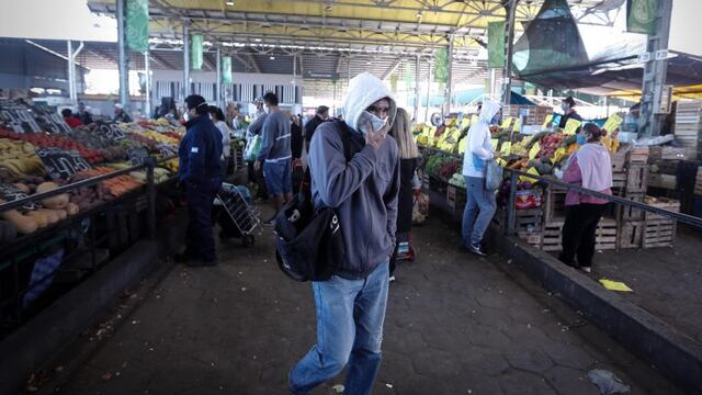 Personas con tapabocas hacen compras en el Mercado Central de Frutas y Verduras del partido de La Matanza, en Buenos Aires (Argentina). (Foto: EFE/Juan Ignacio Roncoroni)