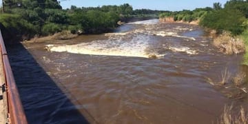 Buscan a un joven que desapareció en el arroyo Saladillo
