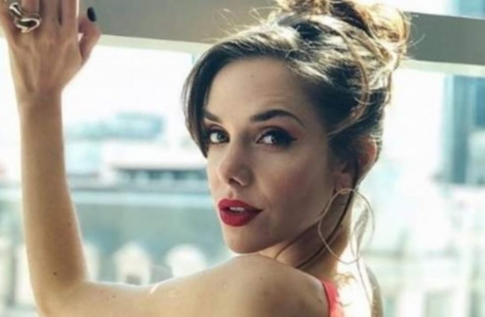 Julieta Nair Calvo, a punto de ser mamá, posó y lució su pancita con un vestido beige