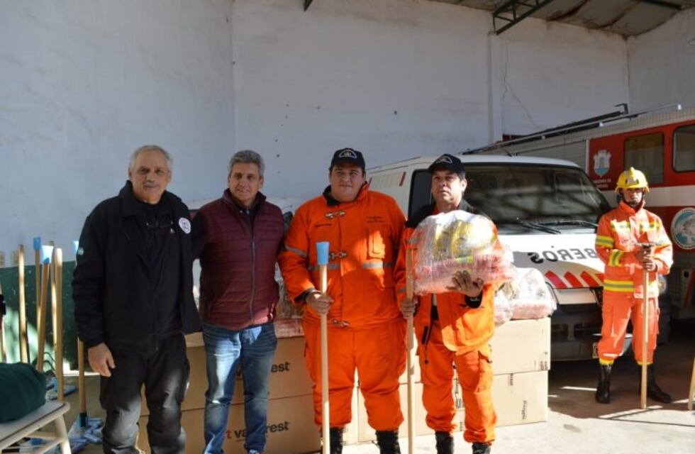 Mina Clavero: entrega de equipamiento a bomberos de Traslasierra