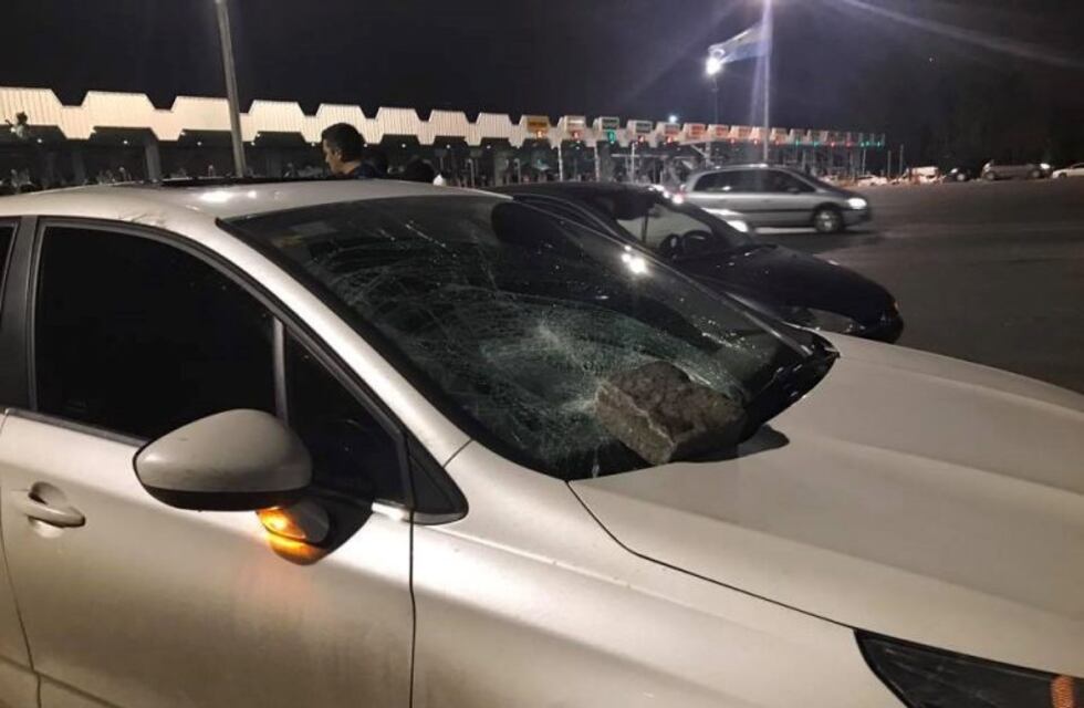 Atacaron con adoquines a 14 autos en la AU 25 de Mayo