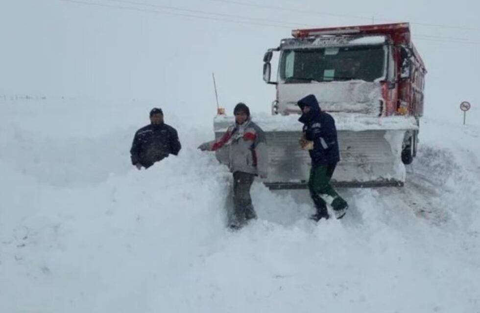 Estiman que hay 100 familias de Río Negro varadas por la nieve