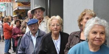 Las colas de adultos mayores para cobrar su jubilación\u002E (Web)
