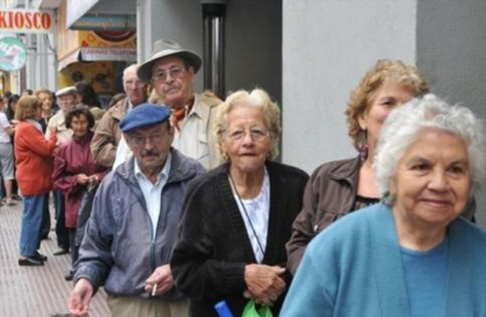 Coronavirus: qué dijo la prensa internacional sobre las largas filas de jubilados para cobrar sus haberes