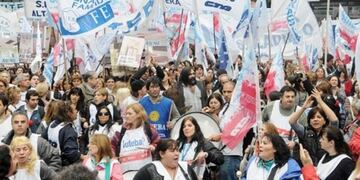 Más de 300 mil maestros de la provincia de Buenos Aires favorecidos con la decisión \n (web)\u002E