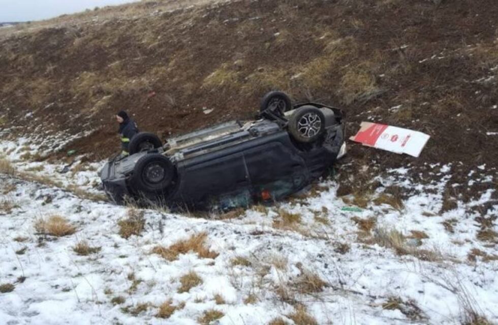 Río Turbio: vehículo despistó y volcó producto de la escarcha