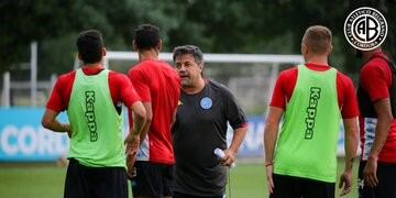 Caruso Lombardi inicia su ciclo en Belgrano, el club número 20 en su extensa trayectoria como entrenador, y ante otro debutante\u002E