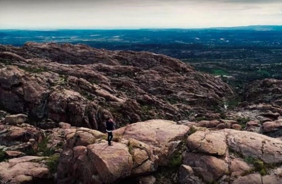 Emotiva versión del Himno Nacional Argentino con armónica e imágenes de Córdoba de fondo