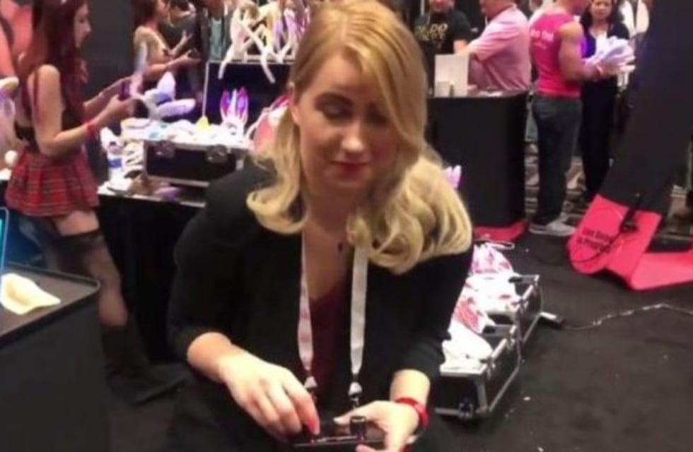 Una youtuber probó un vibrador en vivo y terminó con un orgasmo