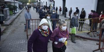 El desborde en un viernes caótico, con los jubilados expuestos\u002E