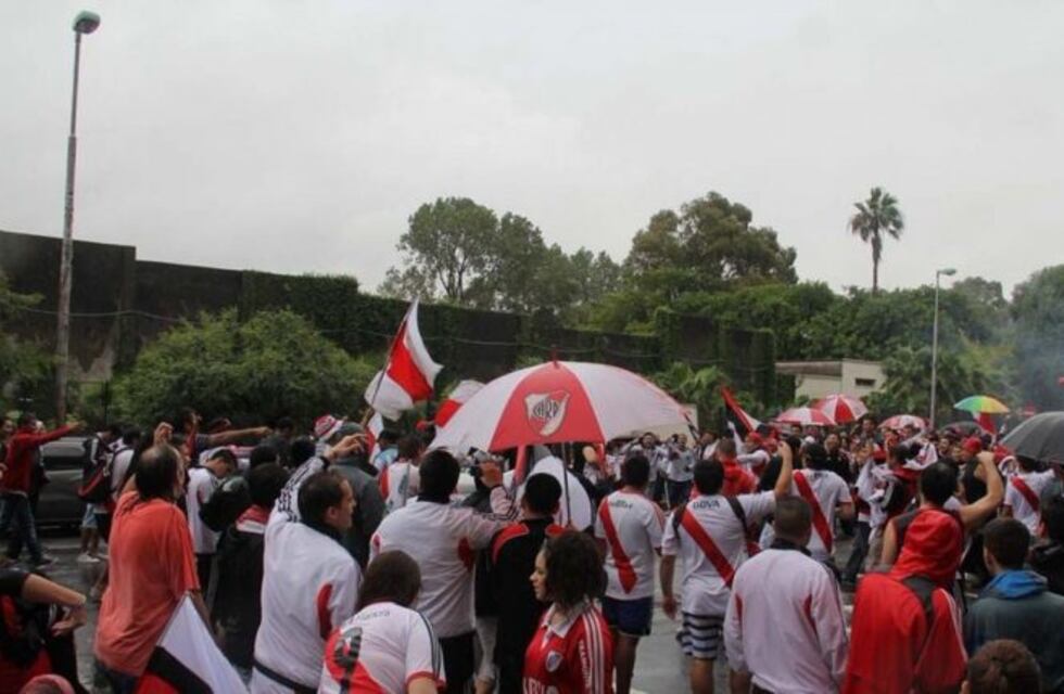 El banderazo de los hinchas de River en el Monumental
