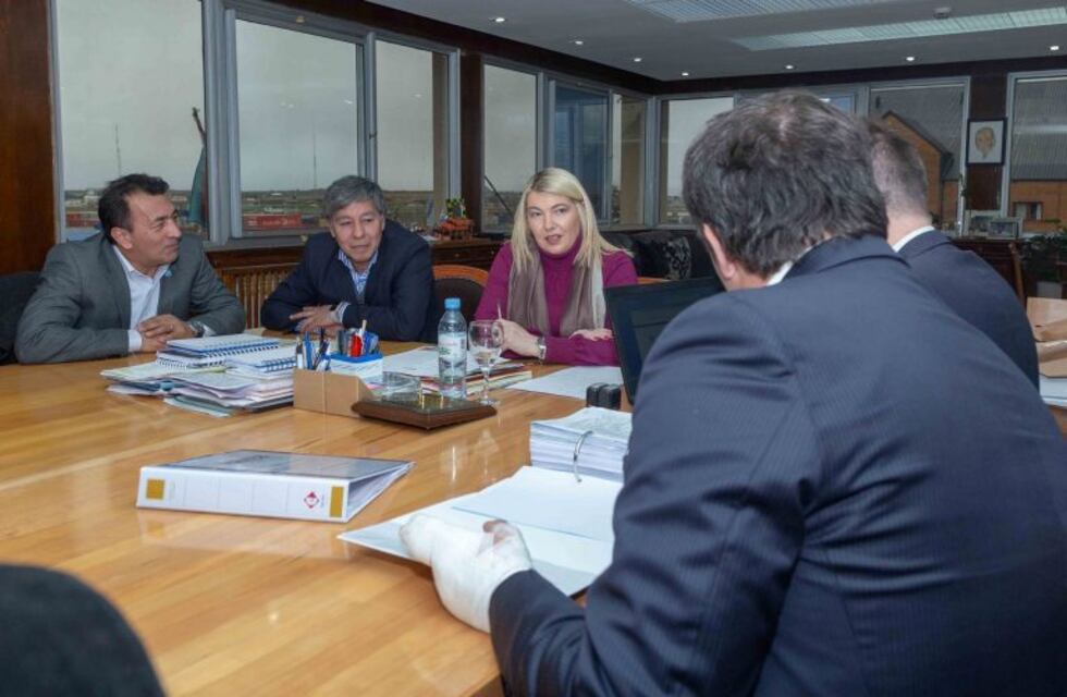 Bertone presidió acto de apertura de ofertas para dragado del Puerto de Ushuaia