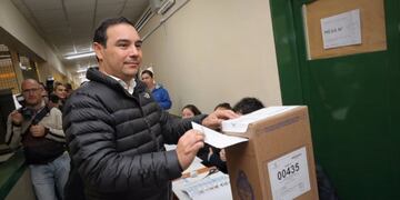 El Gobernador de Corrientes votó junto a su hijo\u002E