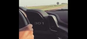 Se grabó en una Ferrari a más de 300 km/h en la Ruta 2