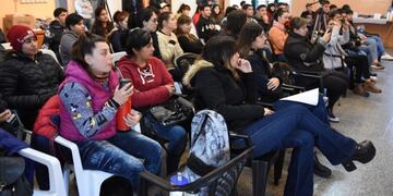 La charla de “Autonomía y Desarrollo Económico” está destinado a aquellas que realizan el curso de introducción al trabajo, de Empleo Joven\u002E (Prensa Municipalidad de Rafaela)