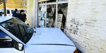 Ford Escort impactando contra la vidriera de la carpintería\u002E