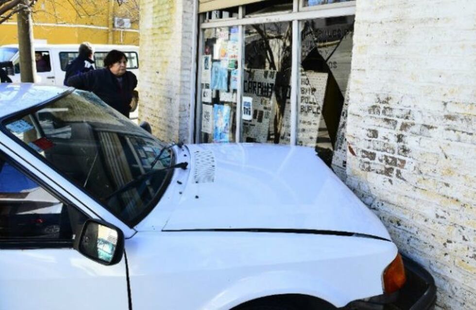 Espectacular choque terminó con un auto incrustado en un comercio