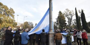 Volvieron a izar la bandera argentina en el mástil donde estuvo la bandera LGBTIQ+