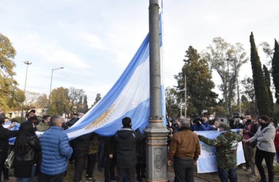 Volvieron a izar la bandera argentina en el mástil donde estuvo la bandera LGBTIQ+