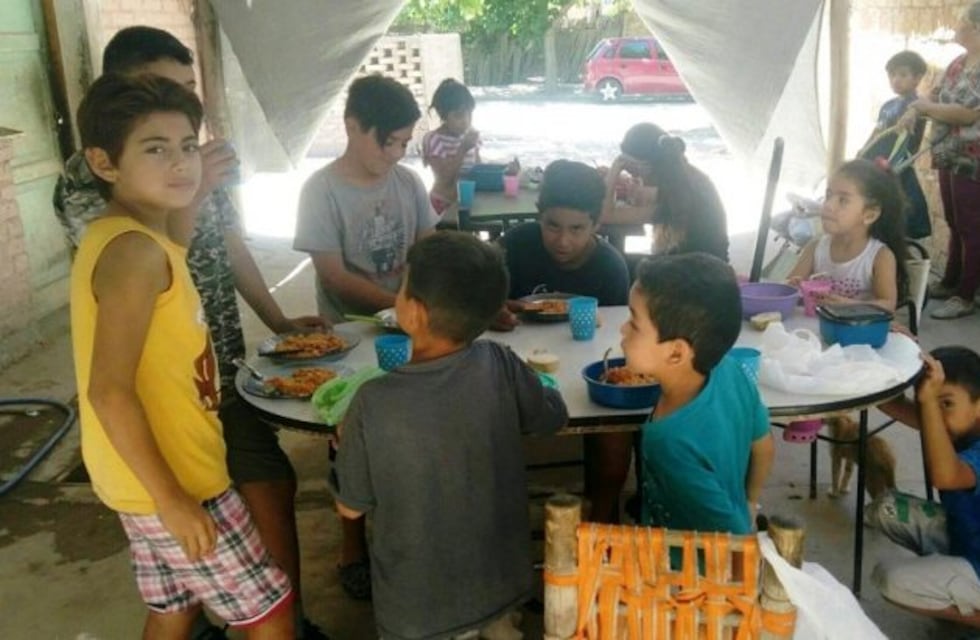 Van a un merendero y comen de pie porque no tienen sillas