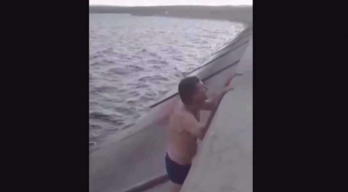 Desesperada búsqueda de un hombre que se arrojó al Dique de Cruz del Eje\u002E Sus amigos lo filmaron\u002E