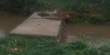 El zanjón desbordó y entró agua en las casas\u002E (Facebook)