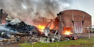 Incendio en una empresa de Leandro N Alem