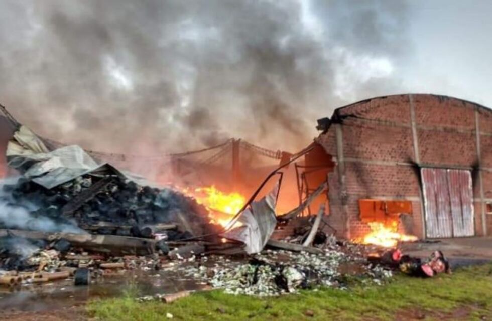 Se incendió por completo el galpón de una empresa en Leandro N Alem