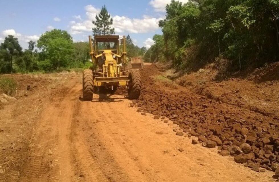 Reparan caminos de tierra y colocan cordones cuneta en Oberá