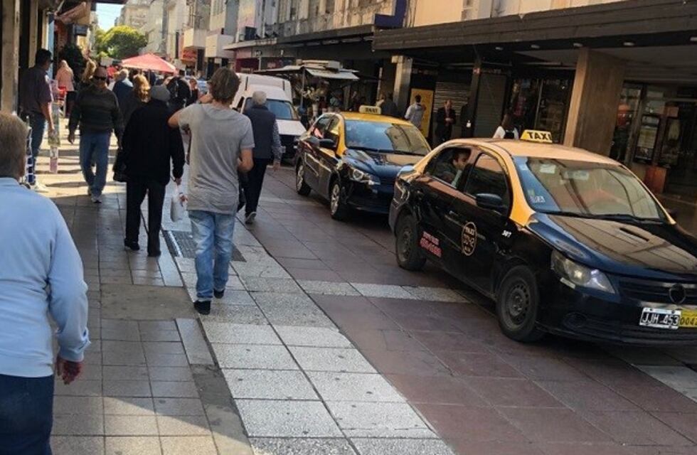 El caos de tránsito en el centro hizo que autos terminen circulando por la peatonal