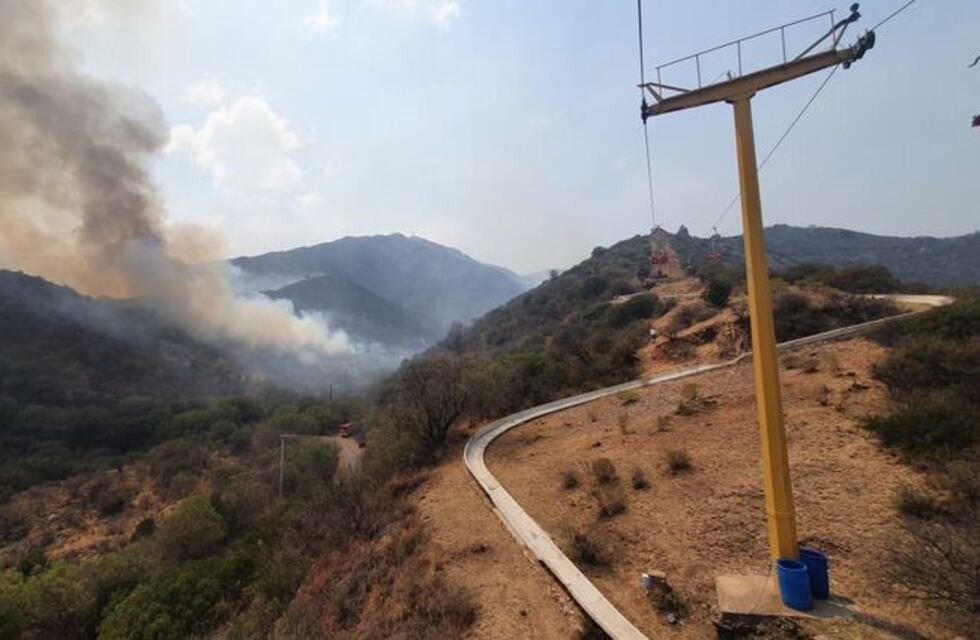 Evacúan vecinos de Capilla del Monte y bombero continúan trabajando en Los Cocos