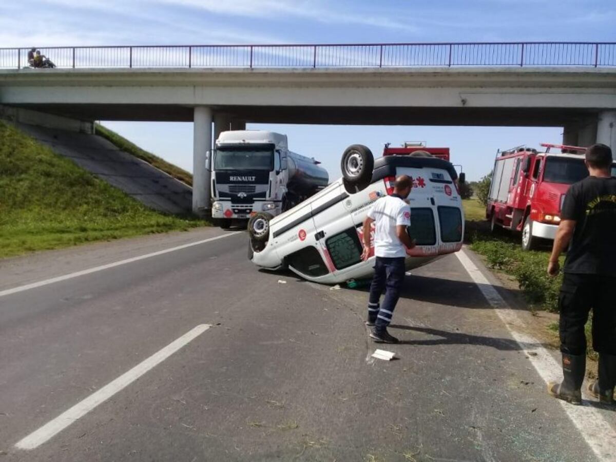 Una mujer resultó herida por el vuelco de una ambulancia (Infomas)