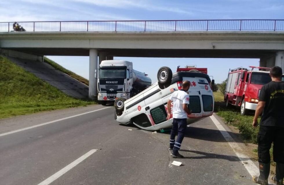 Volcó una ambulancia y su conductora resultó herida