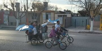 Camisetas, banderas y redoblantes para festejar la victoria de Argentina\u002E