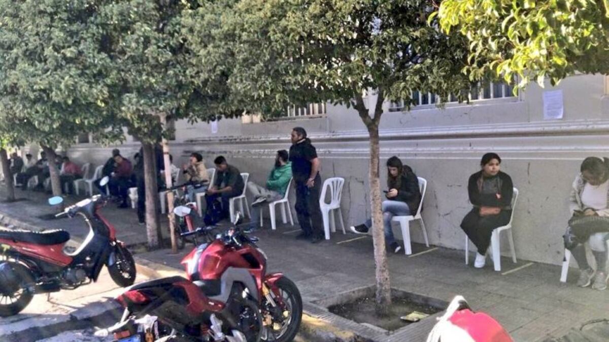 Asistierona a vecinos en la puerta de los bancos
