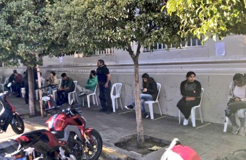 Así, sí: concejales de todos los partidos políticos asistieron a los vecinos que esperaban en los bancos