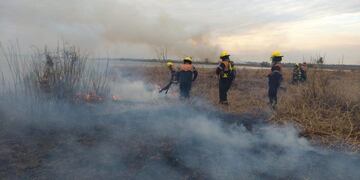Brigadistas intervinieron para controlar nuevos focos a la altura de Rosario, Pueblo Esther y Villa Constitución\u002E (@minseg)