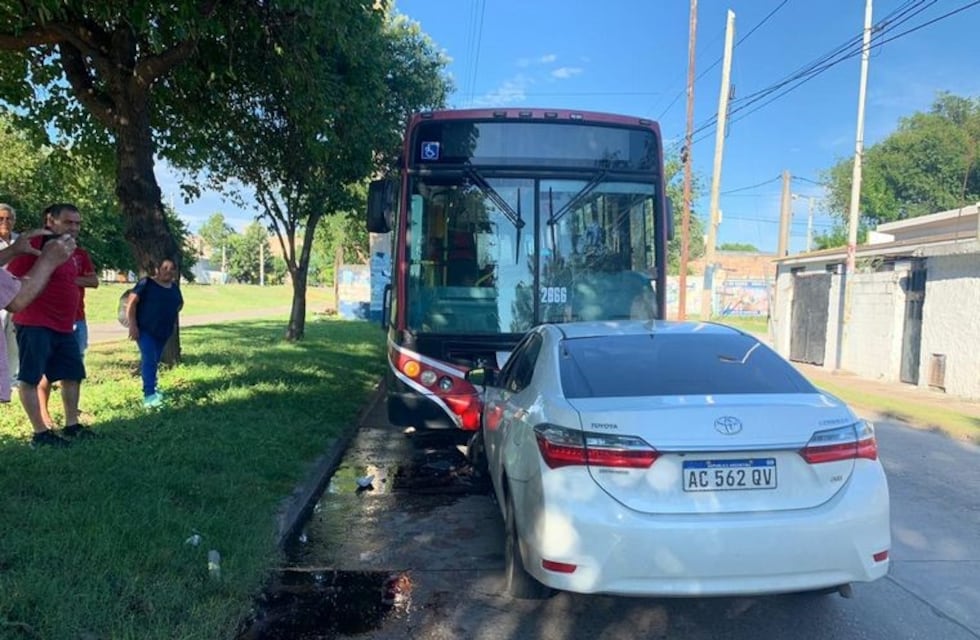 Perdió el control y chocó de frente con un colectivo de Ersa