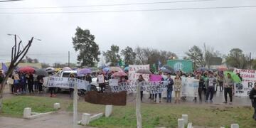 La movilización pasó por la Comisaría 3° y luego por la garita donde la joven fue vista con vida por última vez\u002E (FM Vida Fortín Olmos)