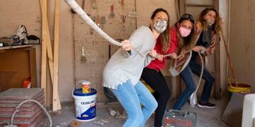 Aida Orellana, Celina Bergallo y Paula García Brunelli aprovecharon la cuarentena para restaurar su edificio y lo muestran en redes\u002E (Foto: Instagram/lasrestus2020)