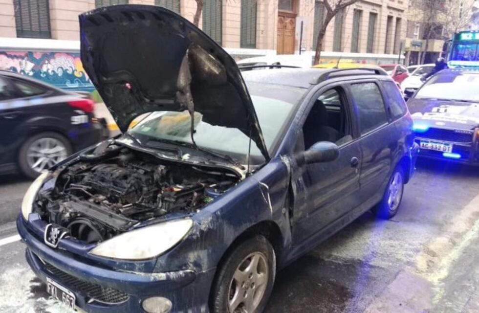 Incendio de un auto en el centro y caos vehicular